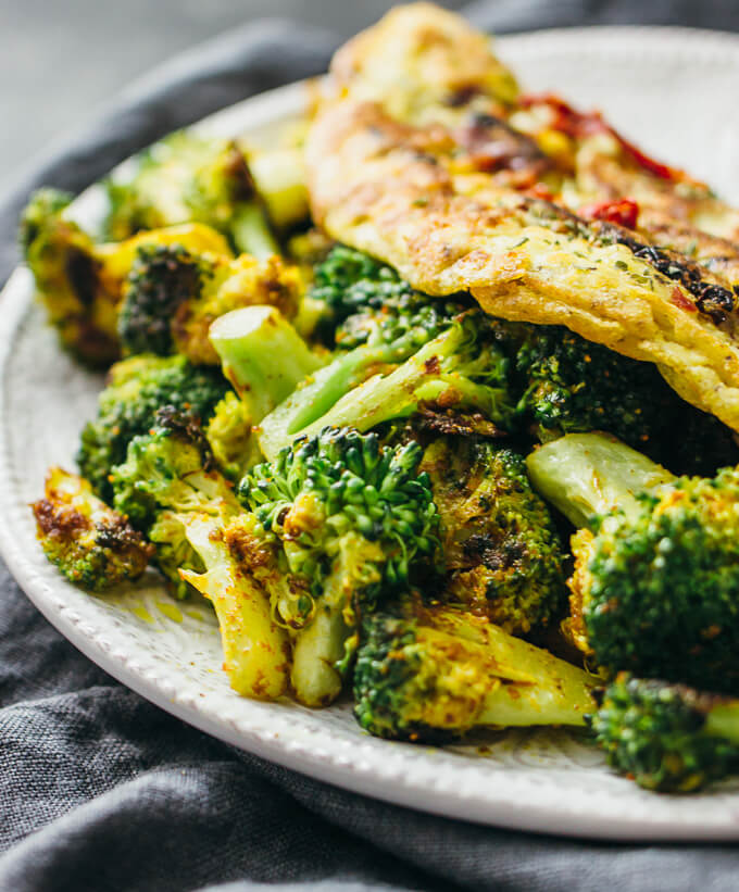 Curried omelette with broccoli and sun-dried tomatoes