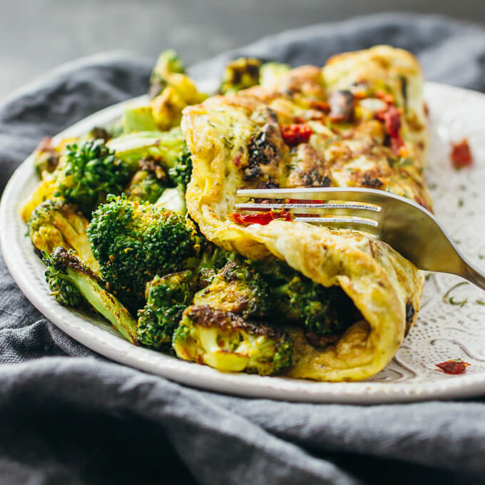 Curried omelette with broccoli and sun-dried tomatoes