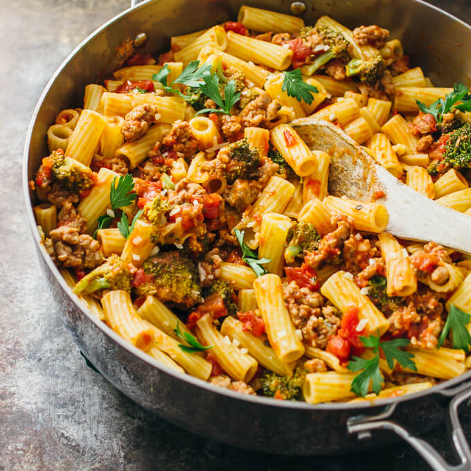 Rigatoni with sausage bolognese and broccoli - savory tooth