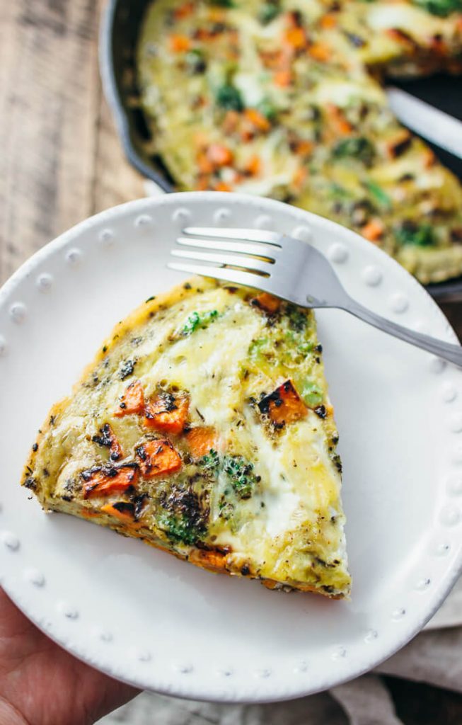 Broccoli and sweet potato frittata with thyme - I love this healthy and easy vegetable frittata — it’s a one-pan dish that starts on the stove and then finishes in the oven. This recipe works great for all kinds of vegetables, if you’re looking to clean out some veggies in your fridge. I used broccoli and sweet potato; other great ideas include spinach, asparagus, potato, and mushrooms. Yum ? - savorytooth.com