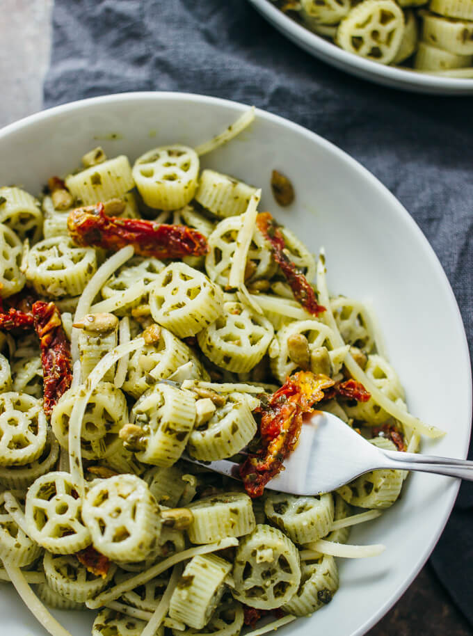 Pesto pasta salad with sun-dried tomatoes