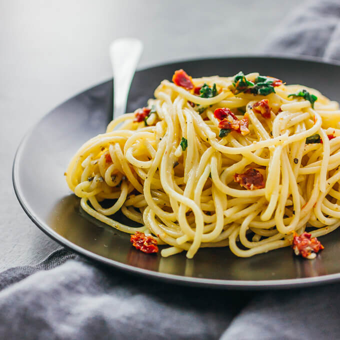 One Pot Spaghetti Aglio e Olio - Savory Tooth