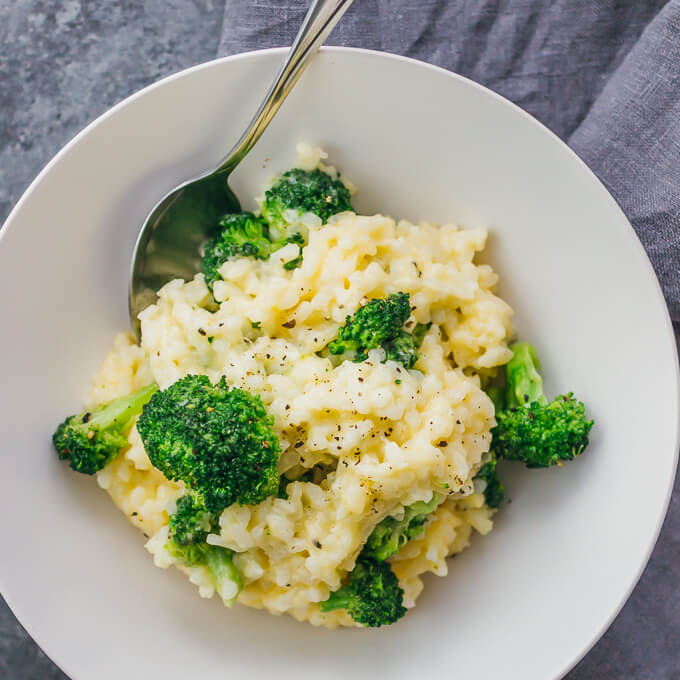 This is a simple broccoli cheddar risotto recipe: a comforting vegetarian dinner that's easily cooked using just one pot.