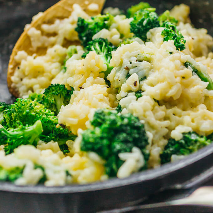 This is a simple broccoli cheddar risotto recipe: a comforting vegetarian dinner that's easily cooked using just one pot.