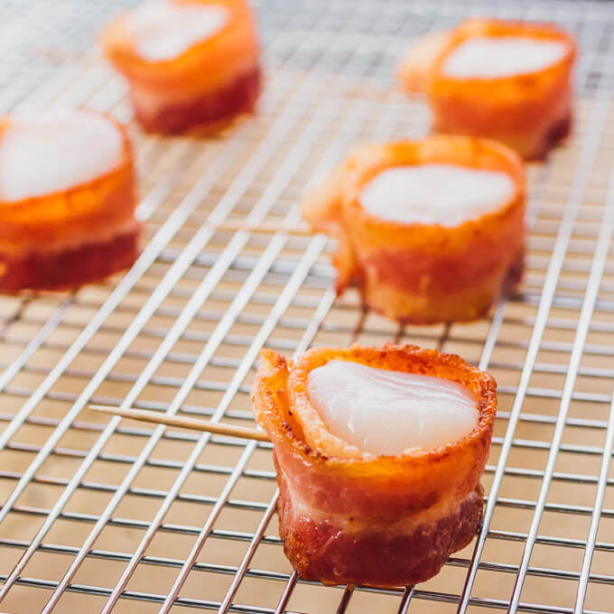 Easy bacon wrapped scallops on baking tray ready to be broiled in the oven