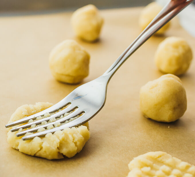 using fork to make criss cross pattern on cookies