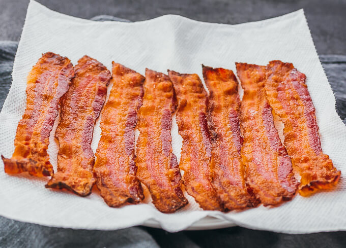 baked bacon slices on paper towel