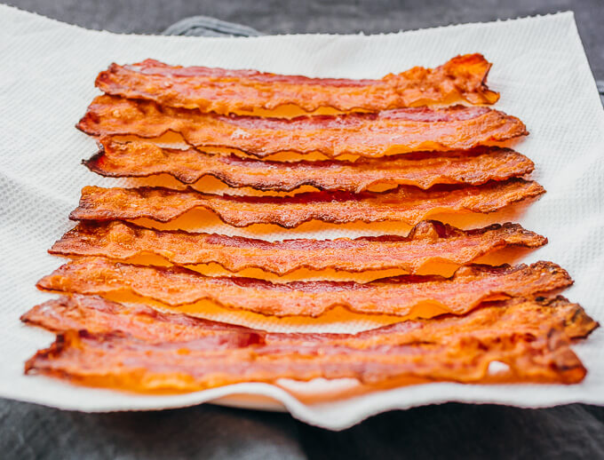 baked bacon slices on paper towel