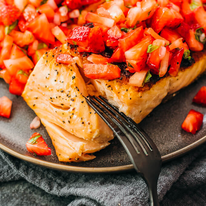 using a fork to flake open salmon fillet