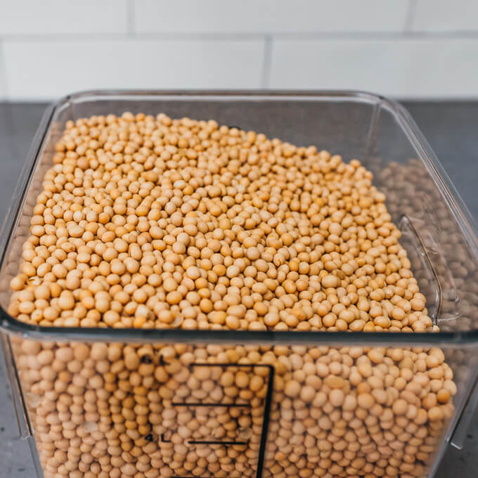 dry raw soybeans