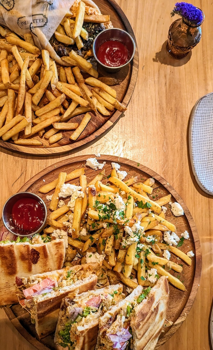 Sandwich plates with fries